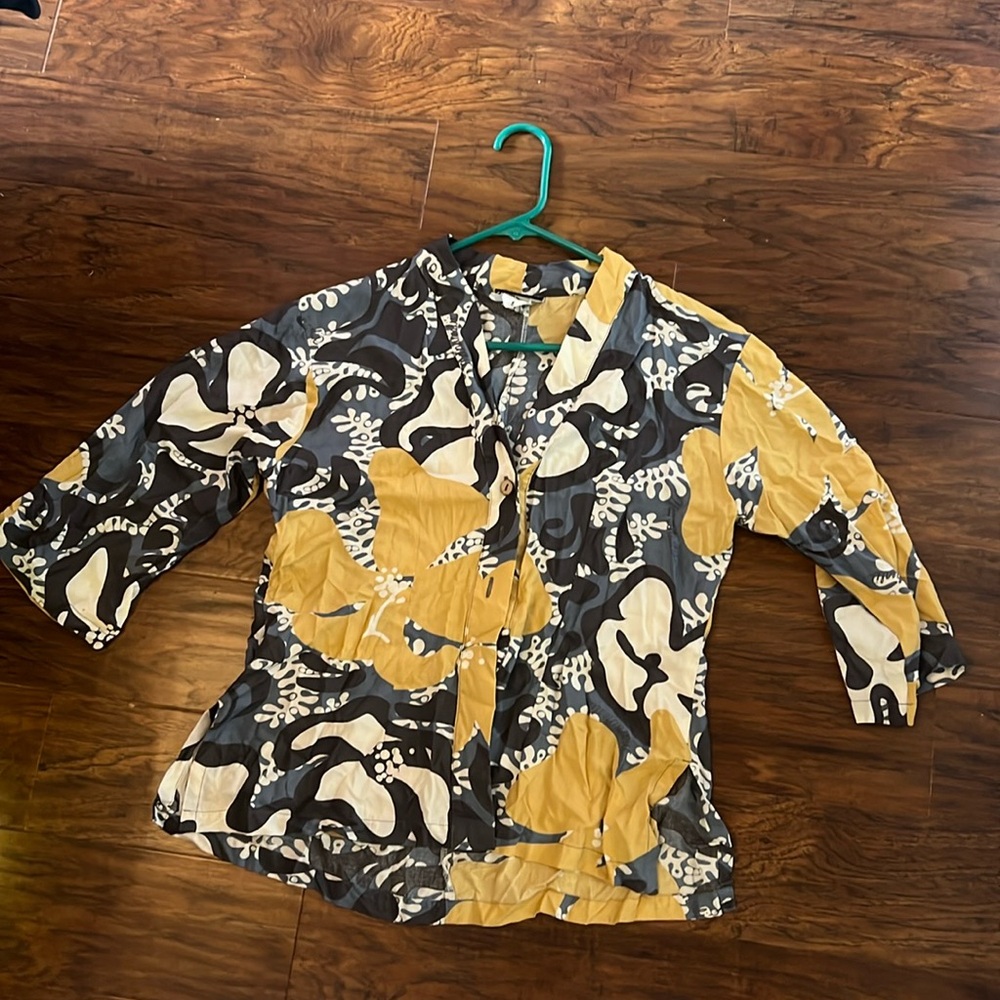 Manuhealii 3/4 sleeve button down blouse